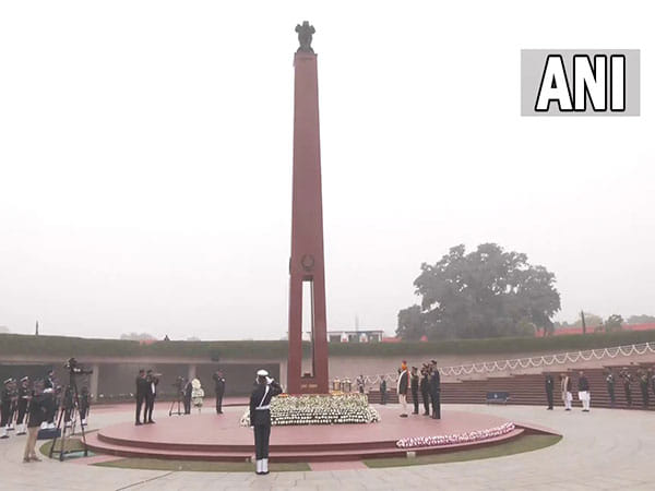 PM Modi pays tribute to fallen soldiers at National War Memorial on Republic Day