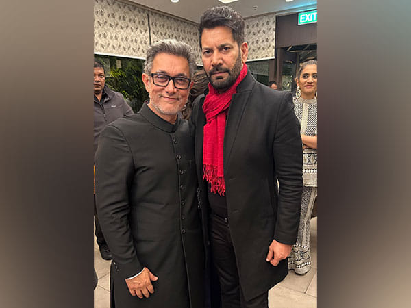 Aamir Khan flaunts salt-pepper look, poses with Jasbir Jassi in rare public appearance