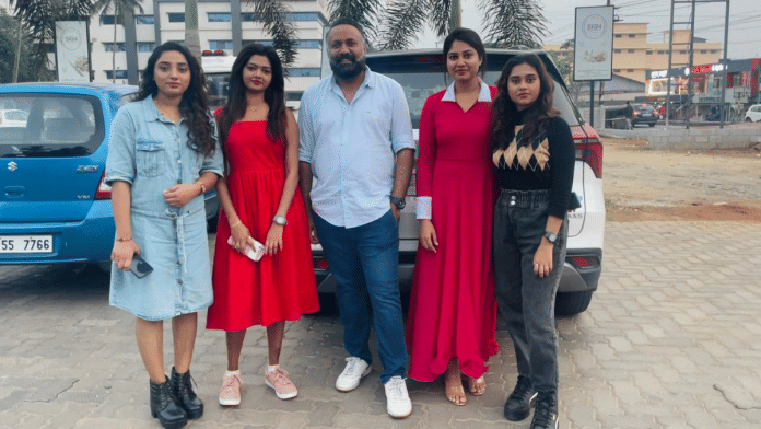 Director Omar Lulu with the cast of Nalla Samayam | Omar lulu/Facebook