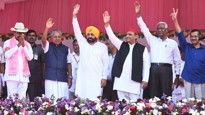Telangana CM K Chandrashekar Rao with Kerala CM Pinarayi Vijayan, Punjab CM Bhagwant Mann, SP chief Akhilesh Yadav, CPI general secretary D Raja and AAP chief Arvind Kejriwal at BRS Party's public meeting in Khammam | Twitter | @BRSparty