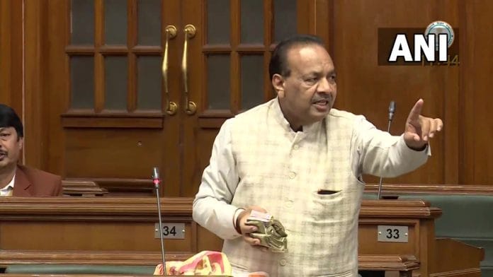 MLA Mahender Goyal displays wads of cash in Delhi Assembly, on 18 January 2023 | Twitter/@ANI