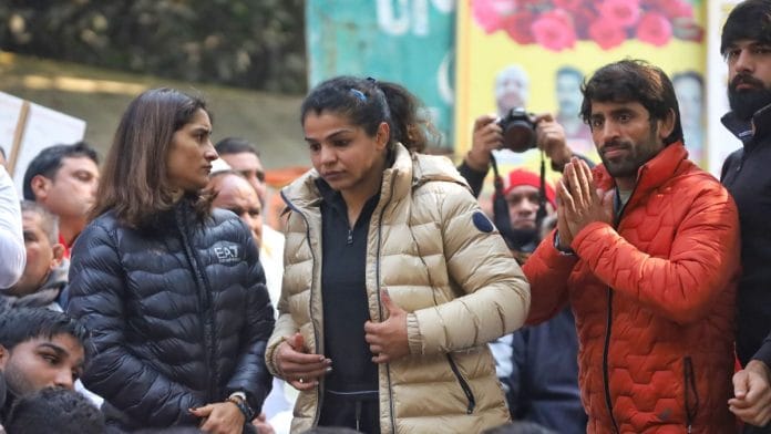 Wrestler Sakshi Malik (centre) with compatriots Vinesh Phogat and Bajrang Punia at Jantar Mantar | Manisha Mondal | The Print