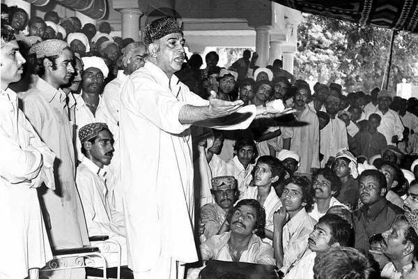 Zulfikar Ali Bhutto addressing a public rally in loose salwar kameez | via Facebook