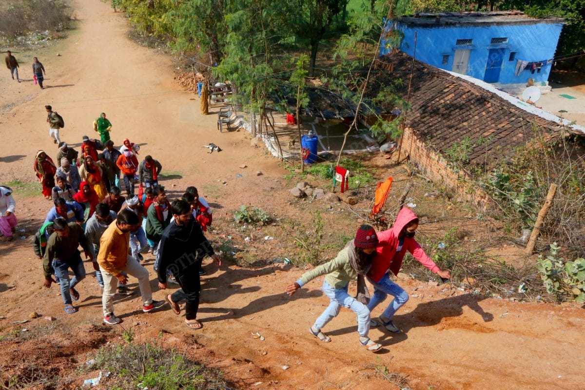 After getting off the train, followers rush to get an auto or electric vehicle for the Bageshwar Dham | Photo: Praveen Jain | ThePrint