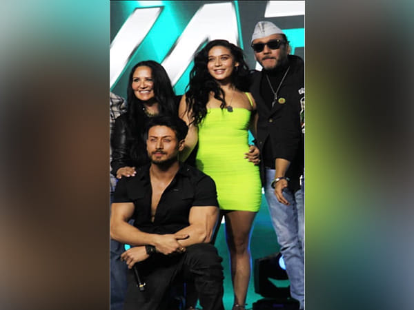 Tiger, Krishna share adorable birthday wish for their dad Jackie Shroff 