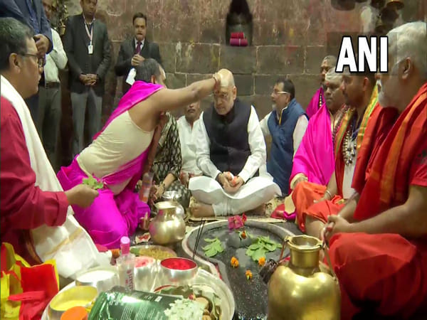 Amit Shah reaches Jharkhand, offers prayer at Baba Baidyanath temple