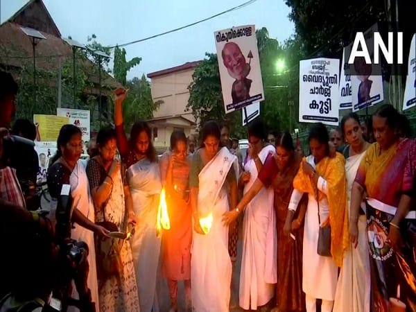 Mahila Congress holds protest against Kerala government over state budget