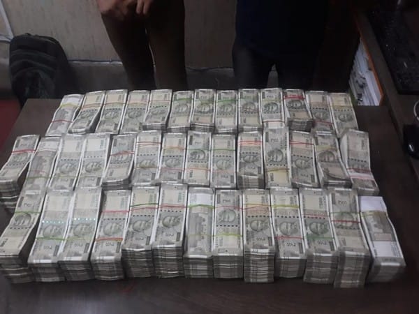 Cash worth Rs 1 crore recovered from car in Kolkata, two detained