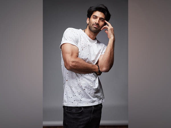 See how Aditya Roy Kapur reacted when a female fan tried to kiss him 
