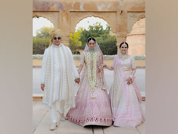'Bride' Kiara Advani exudes elegance with her parents in this wedding picture