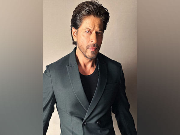 Shah Rukh looks dapper at Smriti Irani's daughter's wedding reception 