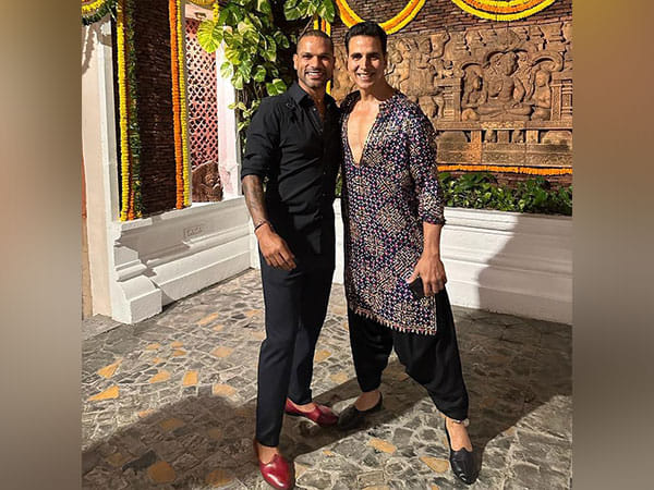 Shikhar Dhawan strikes a stylish pose with Akshay Kumar