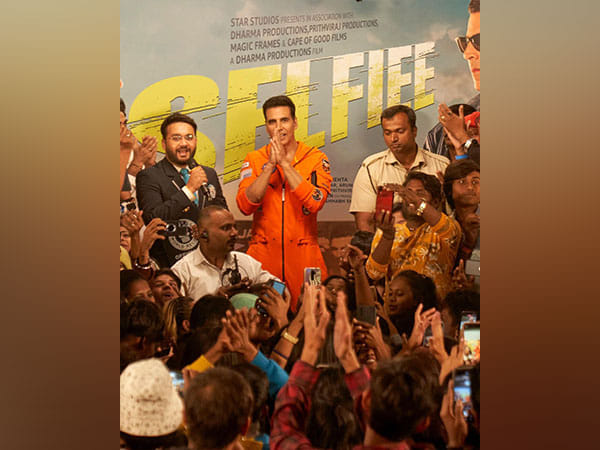 Akshay Kumar breaks Guinness World Record for clicking 184 selfies in three minutes