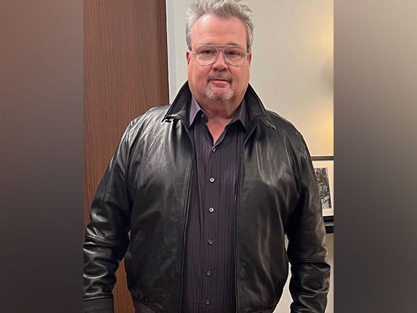 Eric Stonestreet aka Modern Family's Cam  to be seen in 'The Santa Clauses' S2