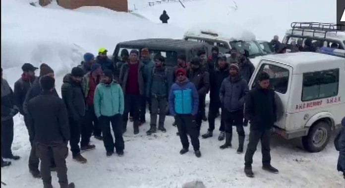 Crowd gather at the accident spot in Gulmarg on 1 February 2023