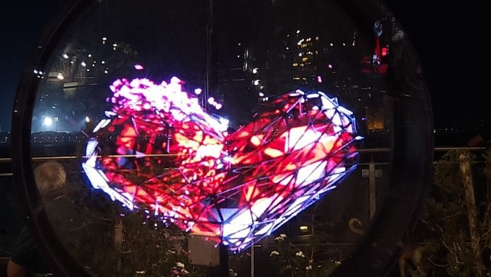 Heart hologram on display at Girgaon Chowpatty | Purva Chitnis