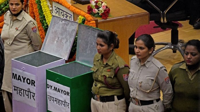 Heavy security at Civic Centre amid ruckus created by AAP and BJP councillors on day of the Municipal Corporation of Delhi Mayor elections. New Delhi, 6 February. | Photo: ANI