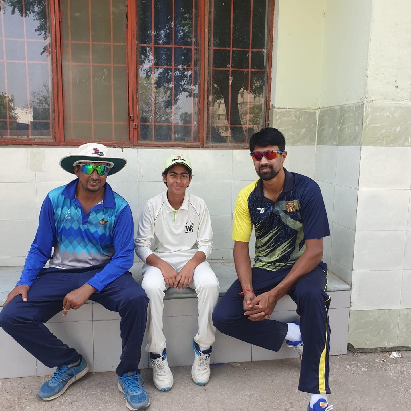 Parshavi is seated between her two coaches, Vishal Bhatia (left) and Rahul Sharma (right) | Credit: Facebook/ParshaviChopra