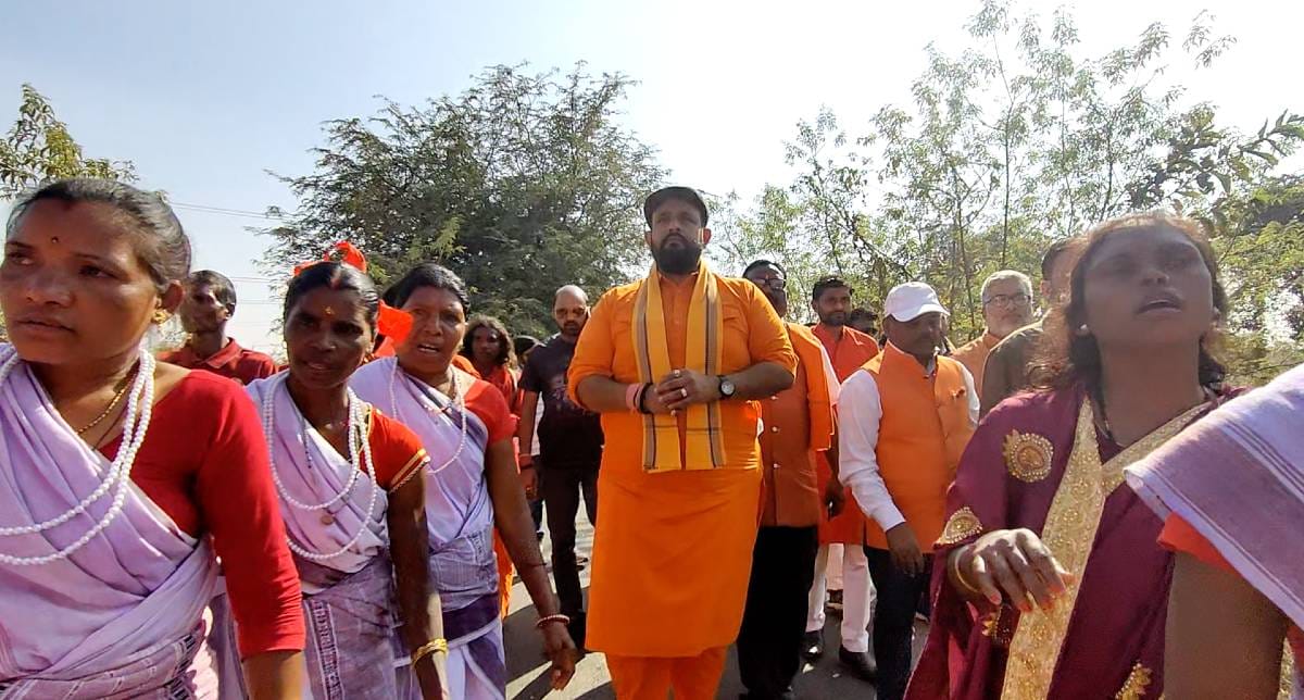 Prabal Pratap Singh Judev being welcomed to the event | Photo: Urjita Bhardwaj | ThePrint