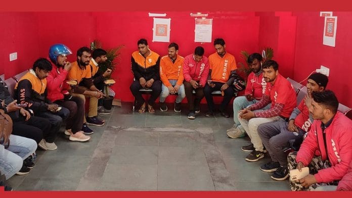 Various delivery partners sitting at a rest point | Twitter Deepinder Goyal/@deepigoyal