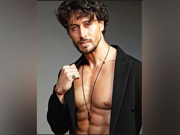 Tiger Shroff flaunts ripped physique in latest video, check it out