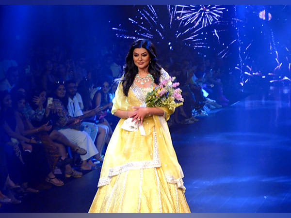 Sushmita Sen slays ramp walk after suffering heart attack