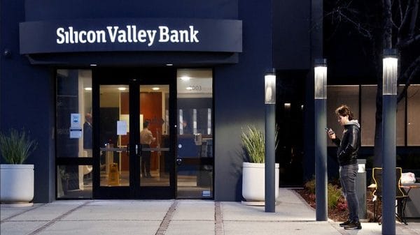 Shares of US regional banks plummet by 75 pc