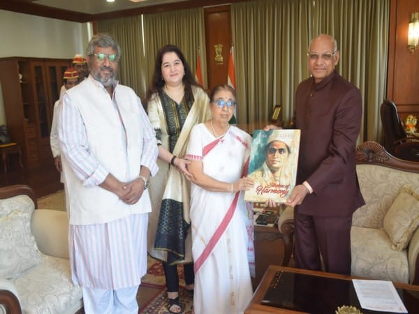 Usha Mangeshkar meets Maharashtra Governer Ramesh Bais