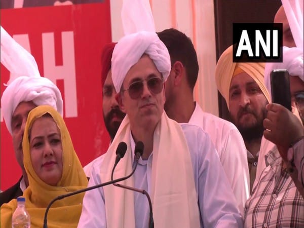 How can govt resolve peoples' issues if it cannot spot an imposter: Omar Abdullah on Gujarat conman