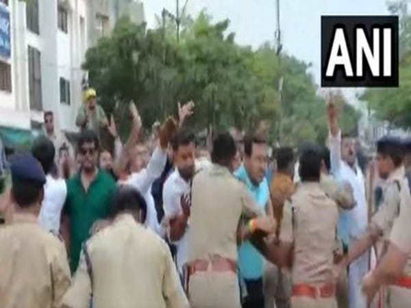 Chhattisgarh: BJP, Youth Cong workers clash over Rahul's disqualification from LS