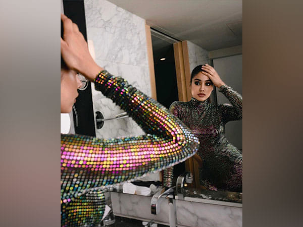 Janhvi Kapoor raises the glam quotient in latest pictures, pics inside