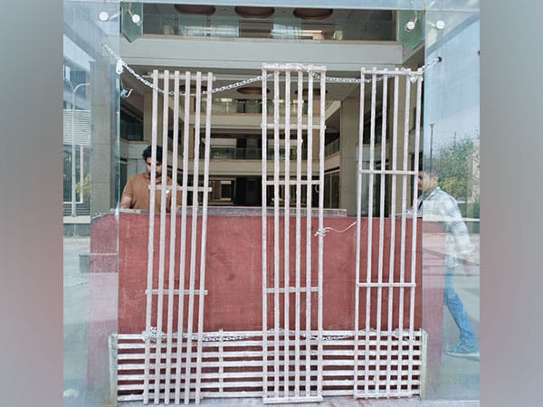 MCD seals 'Paradise Mall' in Rajouri Garden for non-payment of property tax dues of Rs 3 cr