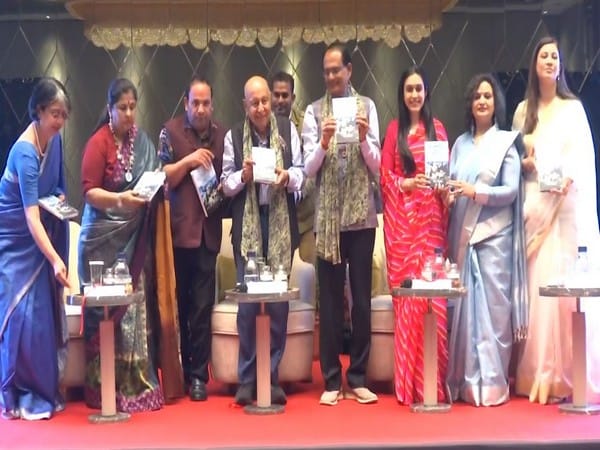 Hindi version of veteran journalist Prem Prakash's book 'Reporting India' launched in Bhopal