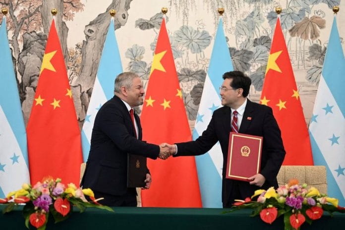 Honduras Foreign Minister Eduardo Enrique Reina and Chinese Foreign Minister Qin Gang in Beijing, on 26 March 2023 | Reuters