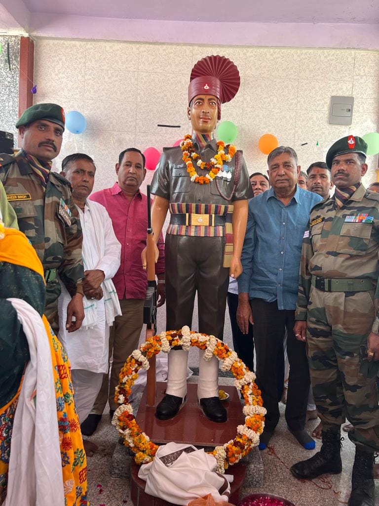 Prem Singh Bajor (in blue) is invited to the unveiling of every statue. | Photo: Twitter @premsinghbajor