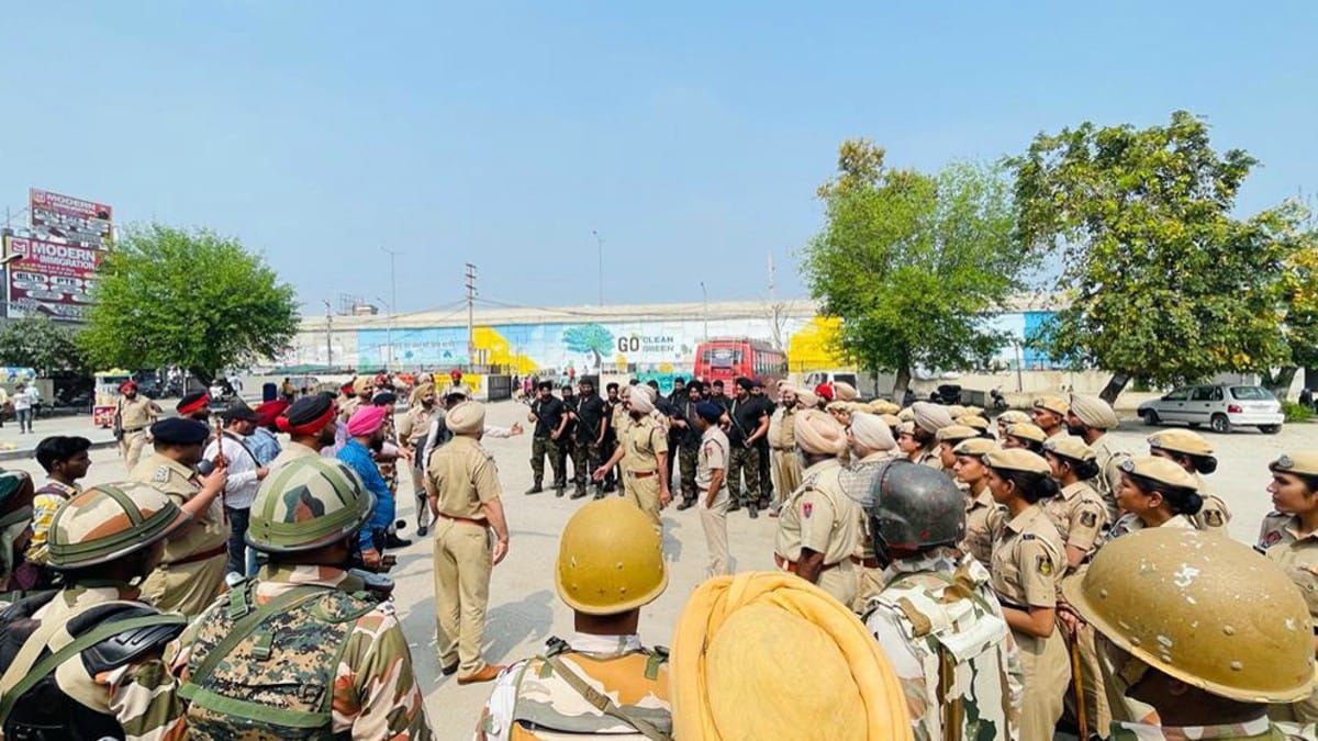 Police conduct flag march in Ludhiana Sunday | ANI