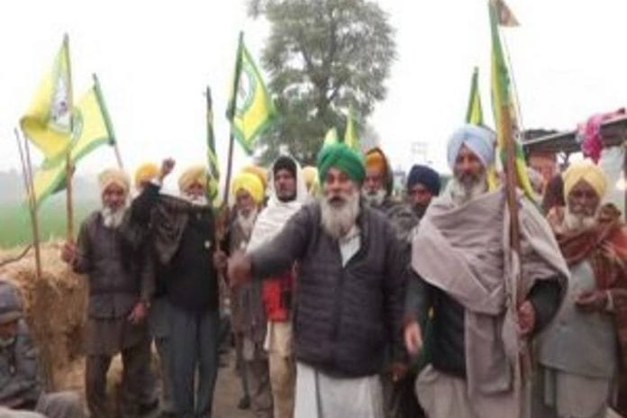 Protesters demanding shut down of liquor factory in zira | Photo: ANI