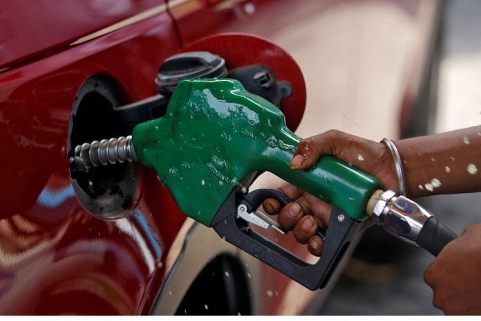 File photo of a worker holding a nozzle to pump petrol into a vehicle at a fuel station in Mumbai, India, 21 May, 2018 | Reuters