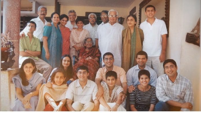 Annamma and KM Mathew surrounded by their family | Special arrangement