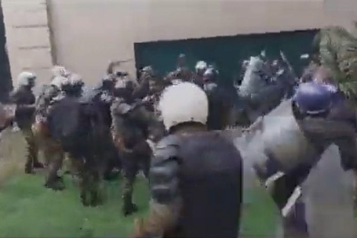 A screengrab of police trying to enter Imran Khan's Lahore residence | @aliya_hamza| Twitter