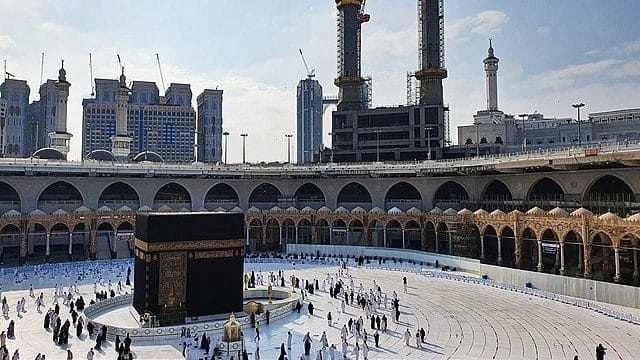 Courtyard of the Great Mosque of Mecca, Saudi Arabia | Wikimedia Commons