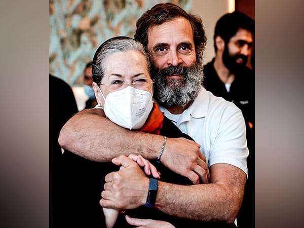 Rahul Gandhi meets Sonia Gandhi ahead of Surat court appearance tomorrow