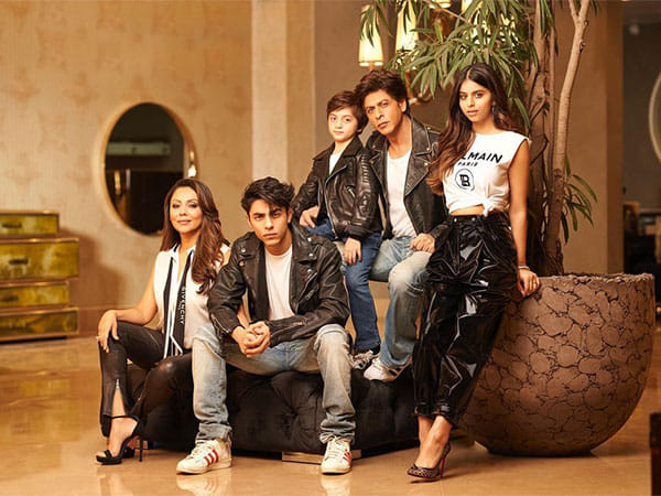 Shah Rukh Khan and Gauri posed with kids for another blockbuster frame, fan calls it 'Hamari Pathaan family'