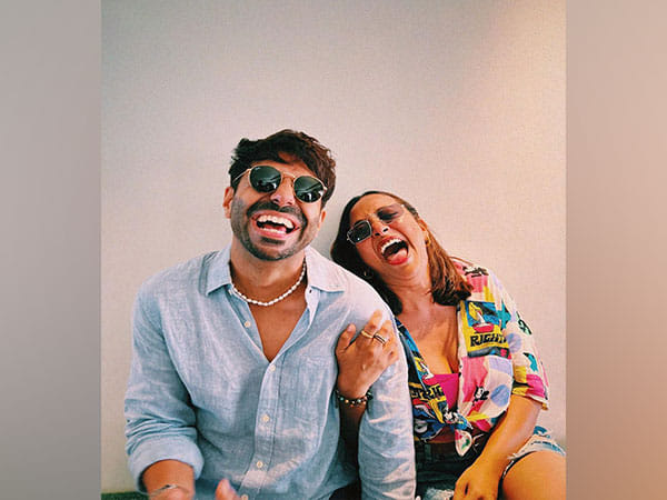 Vikramaditya Motwane shares glimpses of 'Jubiliation' with cast and crew of 'Jubilee'