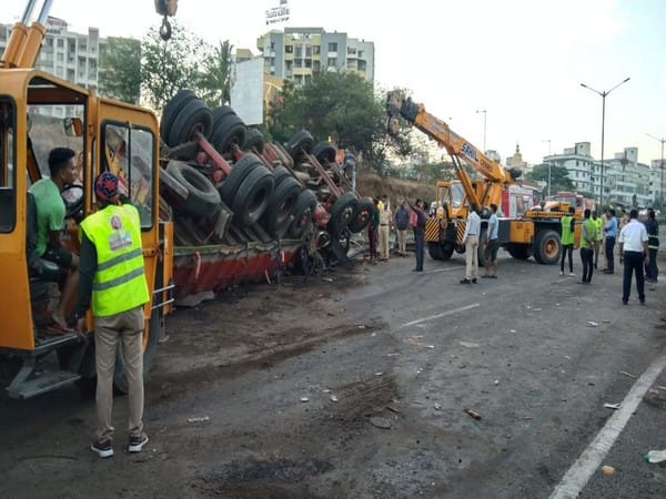 4 dead, 22 injured in truck-bus collision in Maharashtra's Pune