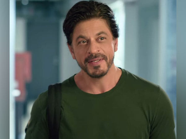 Shah Rukh Khan poses with fans as he shoots for 'Dunki' in Kashmir