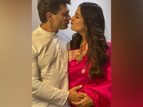 Bipasha Basu shares glimpse of her seventh wedding anniversary celebration