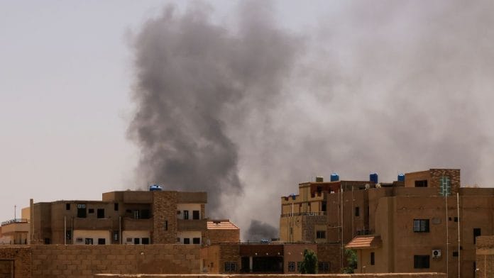 Smoke is seen rising from buildings during clashes between paramilitary Rapid Support Forces and the army in Khartoum North, Sudan, April 22, 2023 | Photo: REUTERS/ Mohamed Nureldin Abdalla