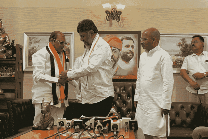 Baburao Chinchansur being reinducted into the Congress | Photo: Twitter/@INCKarnataka
