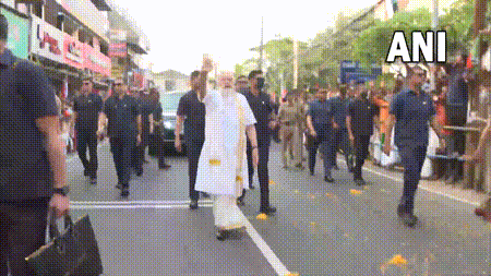 Kerala: Dressed in 'Mundu', PM Modi holds roadshow in Kochi